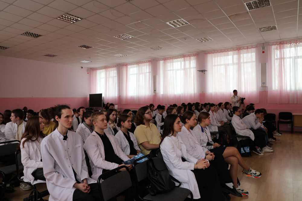 Тюменские школьники прошли «Урок цифры» по теме «Путешествие в микровселенную: квантовые вычисления и медицина будущего»