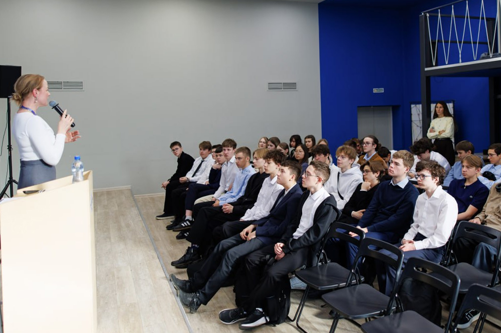 На детском форуме «Инфотех Junior» прошел «Урок цифры» по теме «ИИ-агенты»