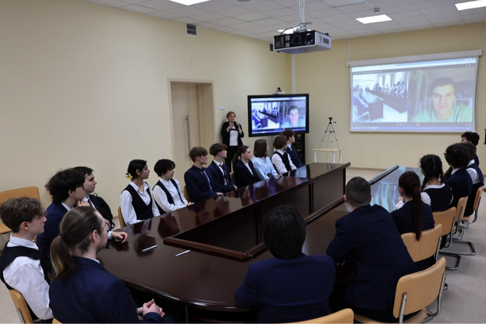 Новый "Урок цифры" прошел для тюменских школьников по теме кибербезопасности в космосе